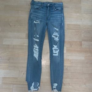 Women’s light wash American eagle jeans